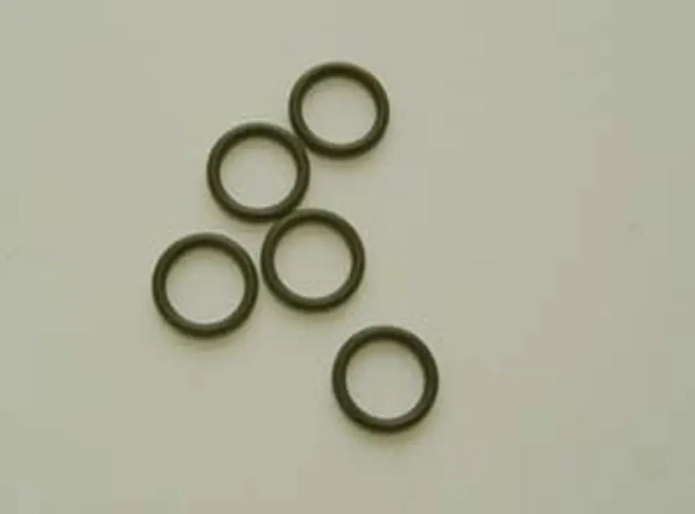 Fünf O-Ringe in grauer Farbe, auf einer hellen Oberfläche angeordnet. Die Ringe könnten für Reparaturen oder Dichtungen in Remeha-Produkten verwendet werden.